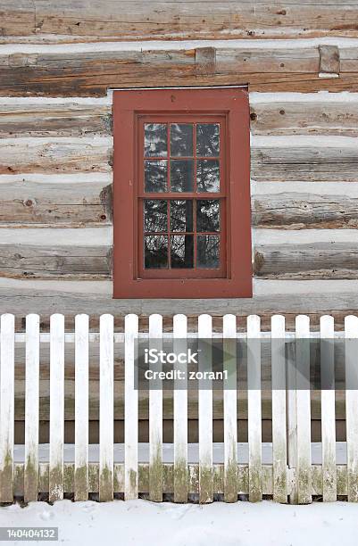 Log House Finestra E Bianco Steccato - Fotografie stock e altre immagini di Esploratore - Esploratore, Masseria, Albero