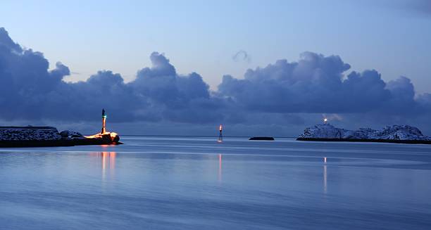 seaward abordagem - lofoten lighthouse winter waterbreak - fotografias e filmes do acervo