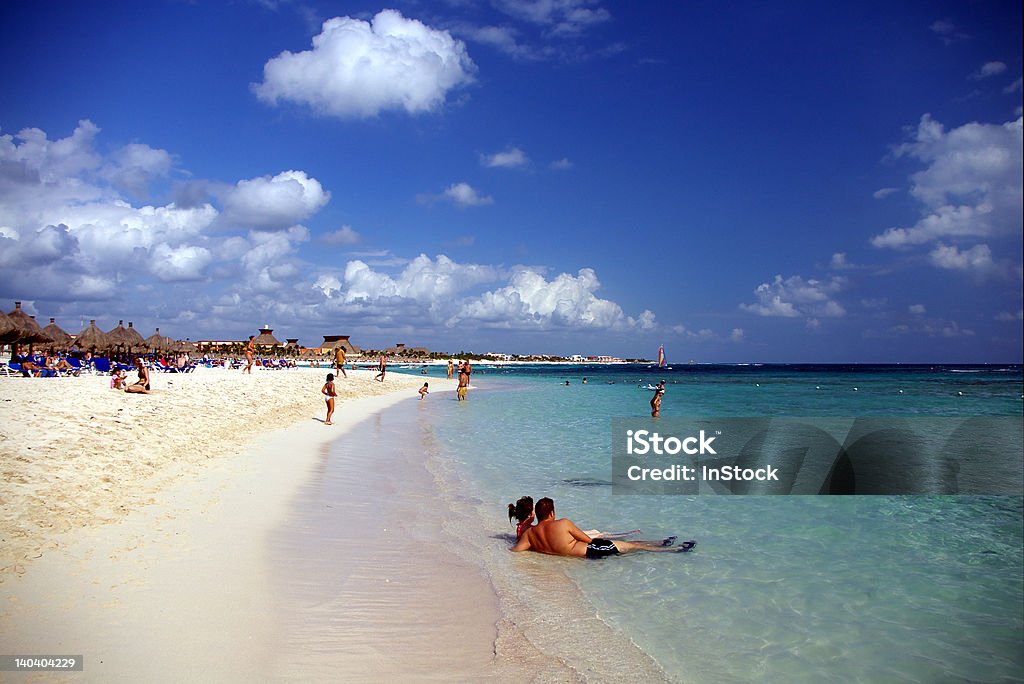 Recién casados en Mayan Riviera Beach - Foto de stock de Aire libre libre de derechos