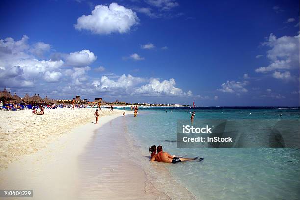 Recién Casados En Mayan Riviera Beach Foto de stock y más banco de imágenes de Aire libre - Aire libre, Cómodo - Conceptos, Destinos turísticos