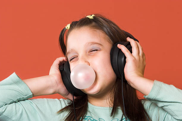 mädchen, genießen - chewing gum audio stock-fotos und bilder
