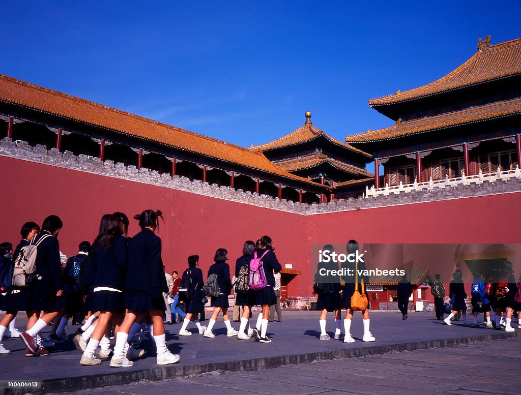 Schoolgirls dans la Cité interdite de Pékin - Photo de Admirer le paysage libre de droits