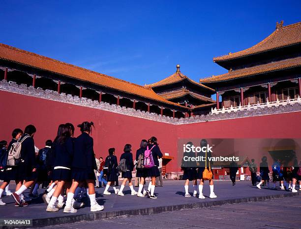 Schoolgirls В Запретный Город Пекин — стоковые фотографии и другие картинки Большая группа людей - Большая группа людей, Горизонтальный, Дворец