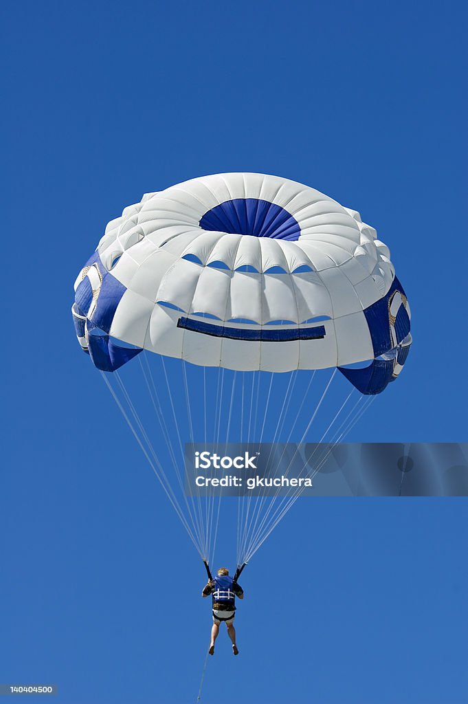 Parasailer contra o céu azul Vertical - Foto de stock de Atividade royalty-free