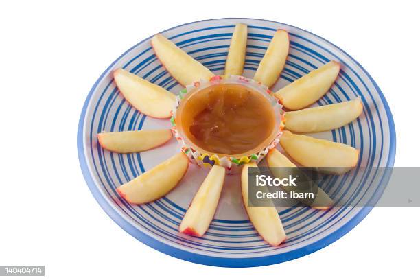 Apfelecken Mit Karamell Sprung Auf Weiß Stockfoto und mehr Bilder von Apfel - Apfel, Dip, Farbbild