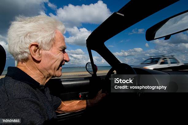 Sénior Feliz Condução - Fotografias de stock e mais imagens de 70 anos - 70 anos, Ao Ar Livre, Atividade