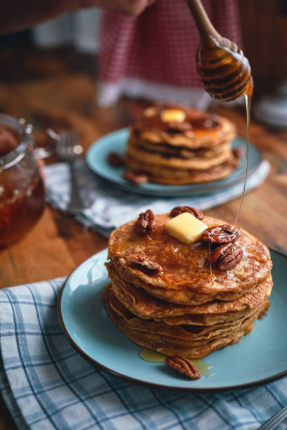 frittelle con burro, noci pecan e sciroppo d'acero - miele dolci foto e immagini stock