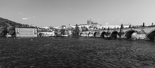 Foto panorámica en blanco y negro de Praga con el Puente de Carlos photo