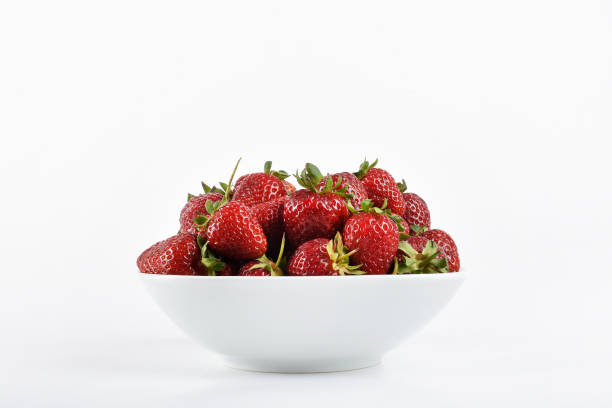 strawberries in a bowl on the white background - fruit front view isolated berry fruit imagens e fotografias de stock