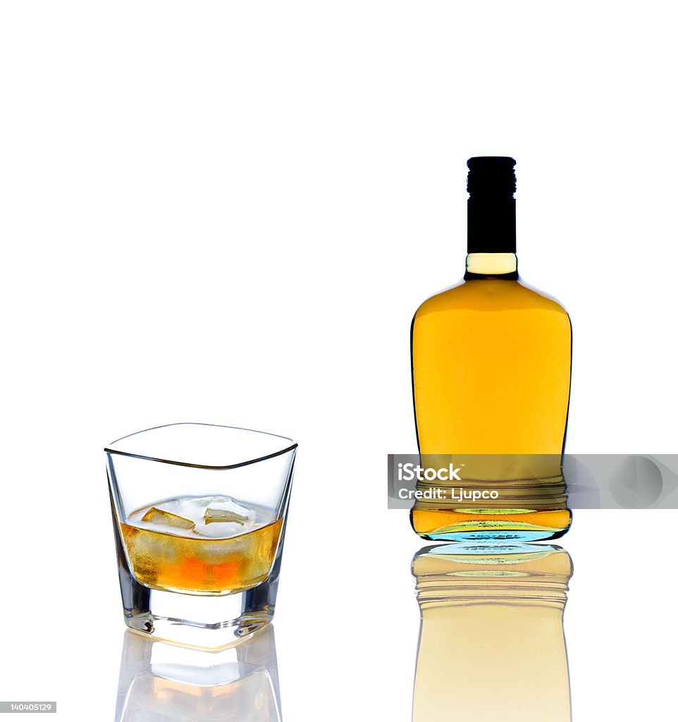 Verre et Bouteille de Whiskey - Photo de Alcool libre de droits