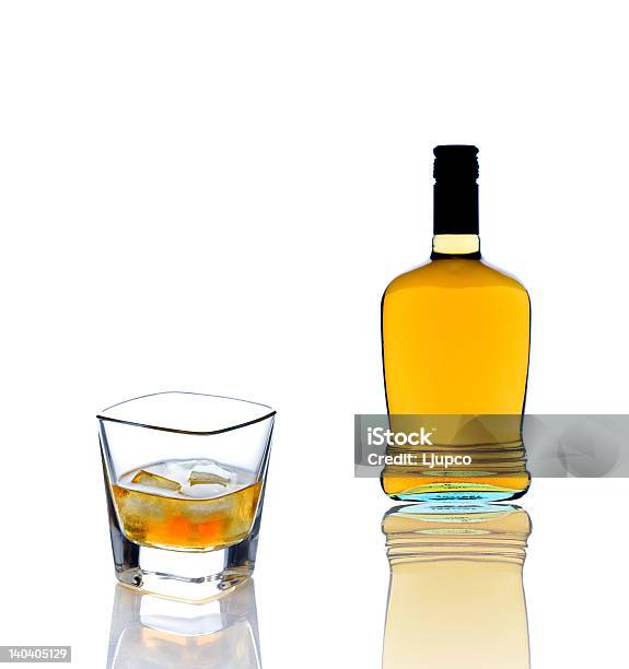Photo libre de droit de Verre Et Bouteille De Whiskey banque d'images et plus d'images libres de droit de Alcool - Alcool, Blanc, Boisson