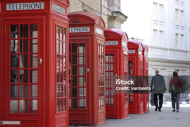 Czerwone Budki Telefoniczne W Londynie - zdjęcia stockowe i więcej obrazów Antyczny - Antyczny, Automat telefoniczny, Budka telefoniczna