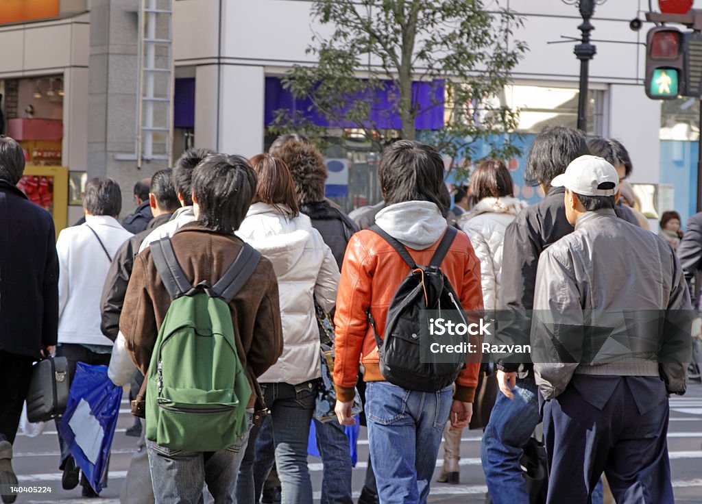 Adolescentes atravessar a rua - Foto de stock de Adolescente royalty-free