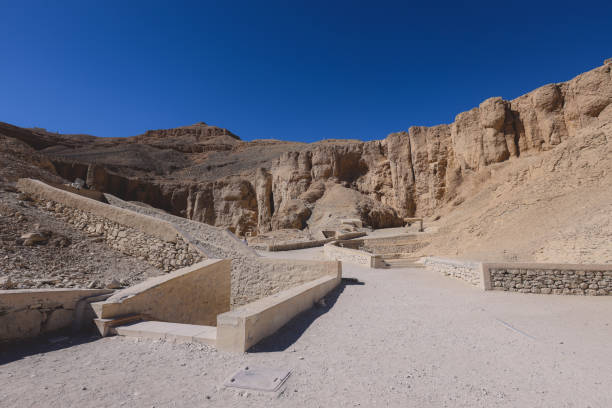 podziemne wejście do starożytnych egipskich grobowców w dolinie królów w luksorze - luxor africa archaeology architecture zdjęcia i obrazy z banku zdjęć