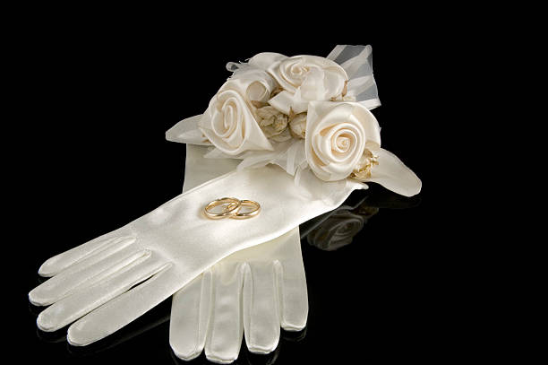 ブライダルサテンの手袋とウェディングリング - reflection formal glove sports glove protective glove ストックフォトと画像