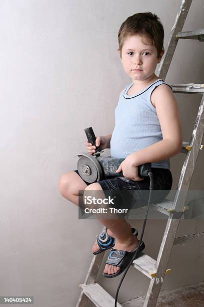 Niño Con Sierra Foto de stock y más banco de imágenes de Acero - Acero, Alcanzar, Bricolaje