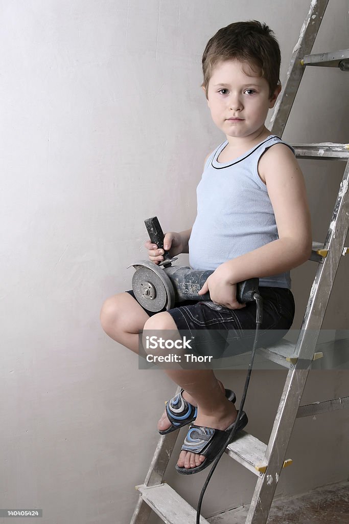 Мальчик с пила - Стоковые фото Благоустройство дома роялти-фри