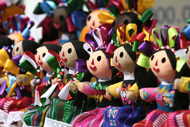 couleurs mexicaines poupées - produit artisanal photos et images de collection