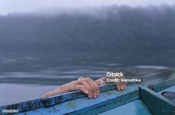 Foto de Escondido e mais fotos de stock de Na Beira - Na Beira, Afogando-se, Agarrar