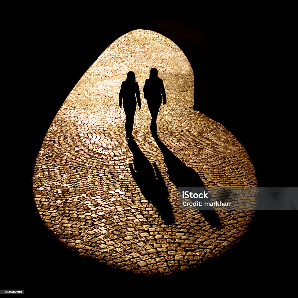 Mädchen geht unter Brücke, Silhouetten und Schatten - Lizenzfrei Kopfsteinpflaster Stock-Foto