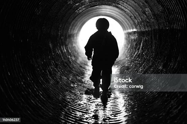 Black Biały Tunel - zdjęcia stockowe i więcej obrazów 12-17 miesięcy - 12-17 miesięcy, Ciekawość, Drenaż