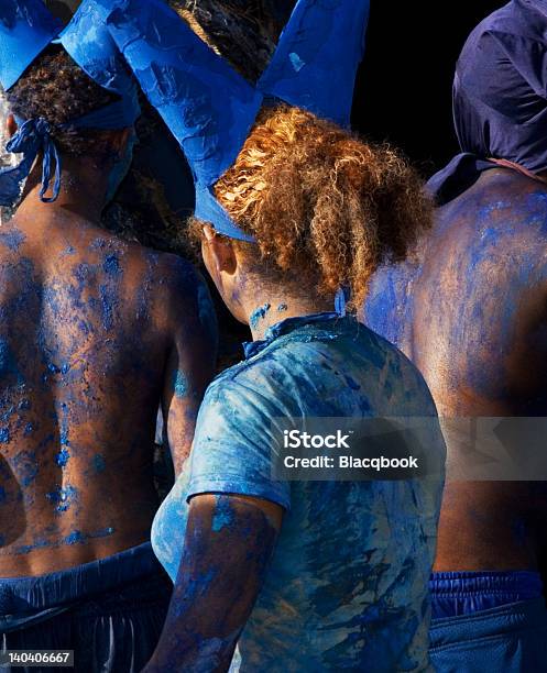 Photo libre de droit de Rouge Dos Blue Les Gens Font La Fête Du Carnaval banque d'images et plus d'images libres de droit de Trinité - Trinité, Carnaval - Réjouissances, Fête foraine