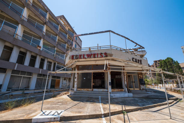 vue sur la rue du café abandonné edelweiss dans la ville fantôme de varosha, famagouste à chypre - hotel occupation photos et images de collection