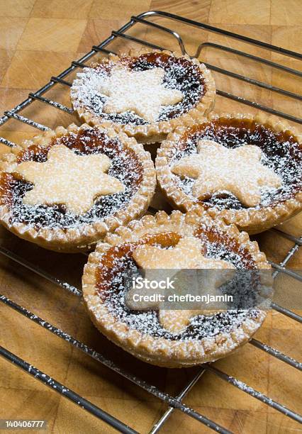 Trito Di Frutta E Torte Di Natale Su Graticola - Fotografie stock e altre immagini di Allegro - Allegro, Assaggiare, Cespuglio