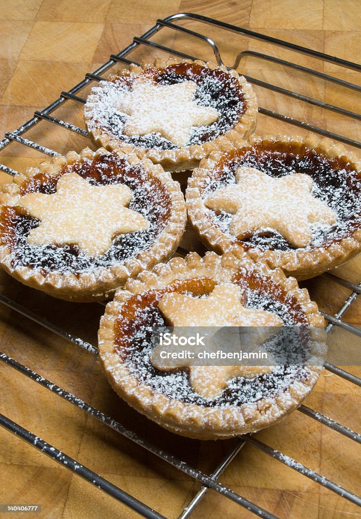 Frutas, tortas de carne picada para o Natal em grade para esfriar - Foto de stock de Arbusto royalty-free