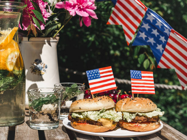 deux délicieux hamburgers, limonade maison. dehors. lumière du jour - flag glass striped fourth of july photos et images de collection