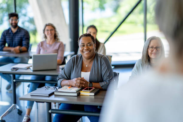 les étudiants adultes écoutent en classe - development photos et images de collection