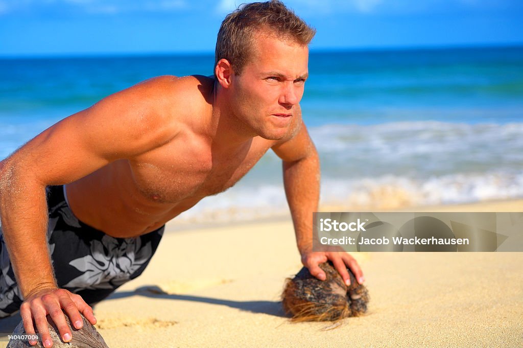 Gros plan d'un jeune homme faisant des exercices sur la plage - Photo de Activité libre de droits