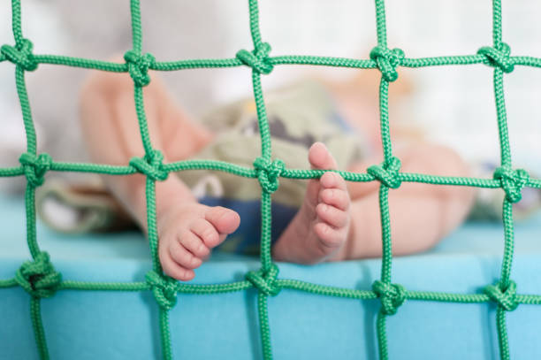 dita carine del piede del bambino in culla a spago a rete verde - playground cute baby blue foto e immagini stock