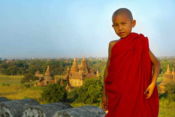 portrait d'un jeune monk - hinduism monk buddhism myanmar photos et images de collection