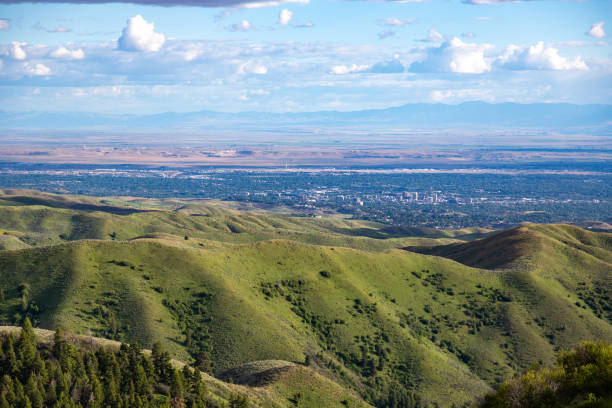 centro di boise idaho e le colline pedemontane - idaho state capitol foto e immagini stock