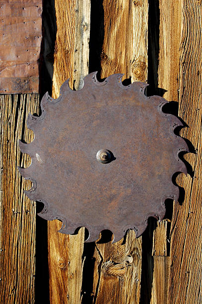 old rusty hoja de sierra - wood circular saw dirty old fotografías e imágenes de stock