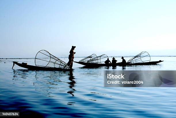 Рыбаки На Воде — стоковые фотографии и другие картинки Азия - Азия, Бамбуковый материал, Весло