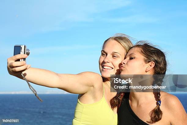 Mädchen Im Urlaub Stockfoto und mehr Bilder von Arme hoch - Arme hoch, Ausgestreckte Arme, Den Mund verziehen