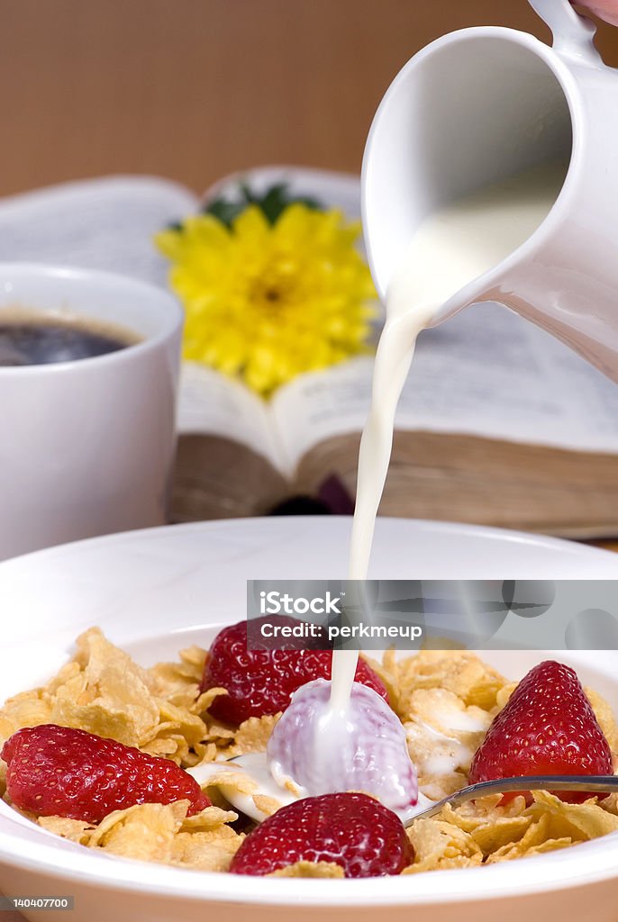 Cereales con fresas 2 - Foto de stock de Amarillo - Color libre de derechos