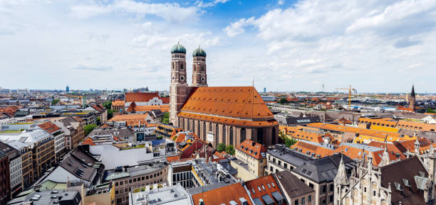 foto panoramica di monaco di baviera, germania - chiesa di nostra signora (frauenkirche) - munich cathedral foto e immagini stock