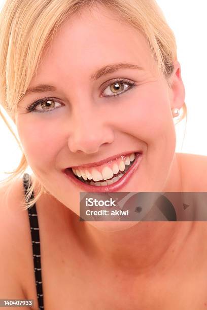 Retrato De Uma Jovem Mulher Feliz - Fotografias de stock e mais imagens de Adulto - Adulto, Alegria, Beleza