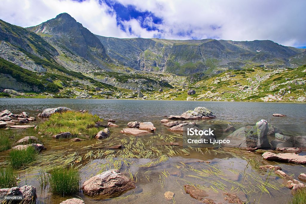 Vista di un lago glaciale nel Parco Nazionale di Rila - Foto stock royalty-free di Acqua