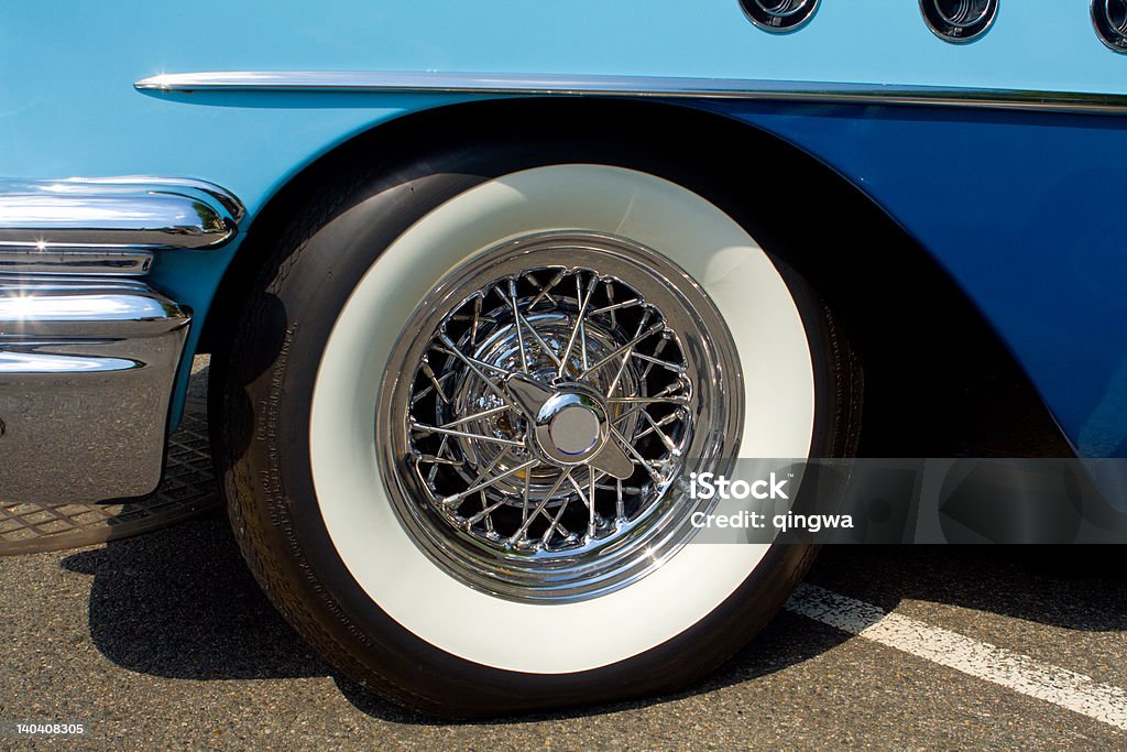 Primer plano de neumático con banda blanca en Vintage coche del Automóvil Buick - Foto de stock de Anticuado libre de derechos