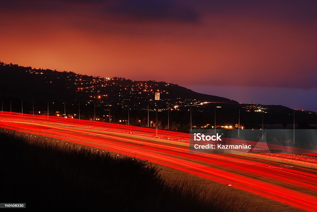 Sentieri di luce lungo la costa della California - Foto stock royalty-free di Ambientazione esterna