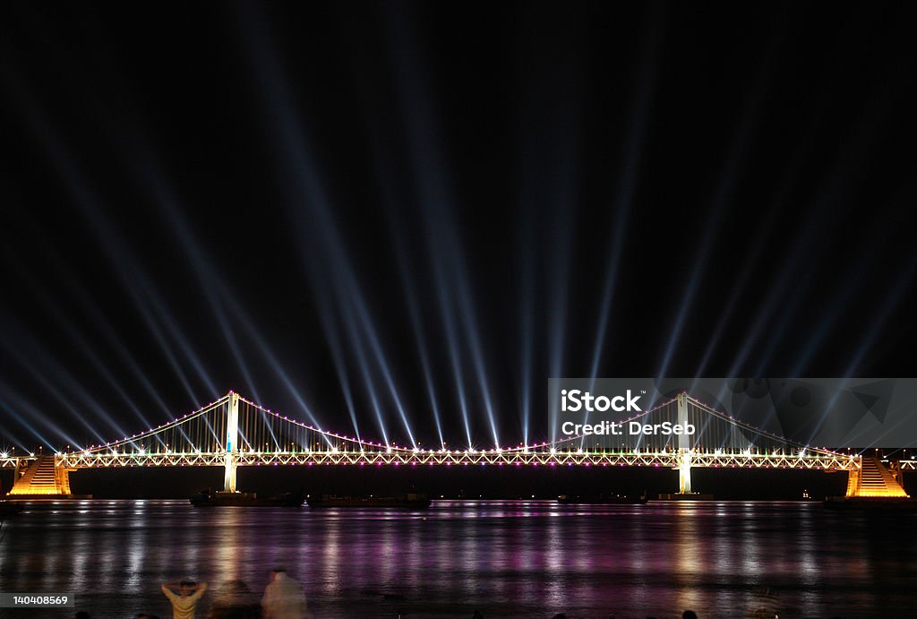 Pont suspendu et lightshow - Photo de Ciel libre de droits