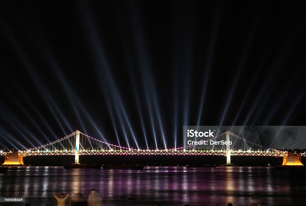 Подвесной мост и lightshow - Стоковые фото Небо роялти-фри