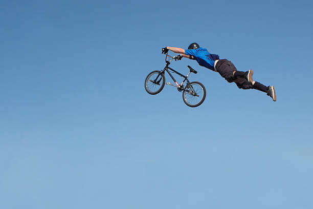 jeżdżenie high - men jumping mid air air pump zdjęcia i obrazy z banku zdjęć