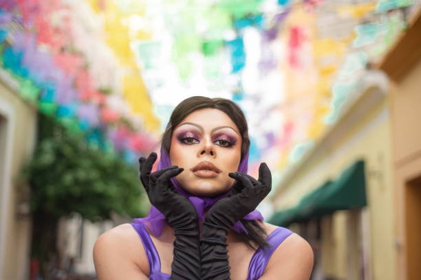 drag queen portrait de rue avec fond multicolore. - travesty photos et images de collection