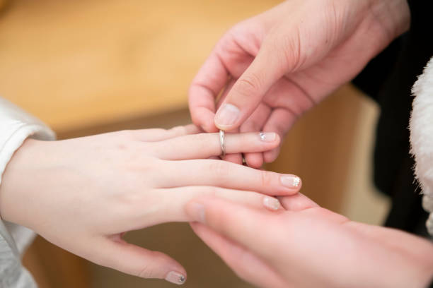 istock Where the bride and groom are exchanging rings in kimono 1404087839