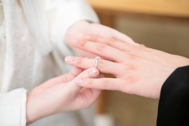 istock Where the bride and groom are exchanging rings in kimono 1404087844